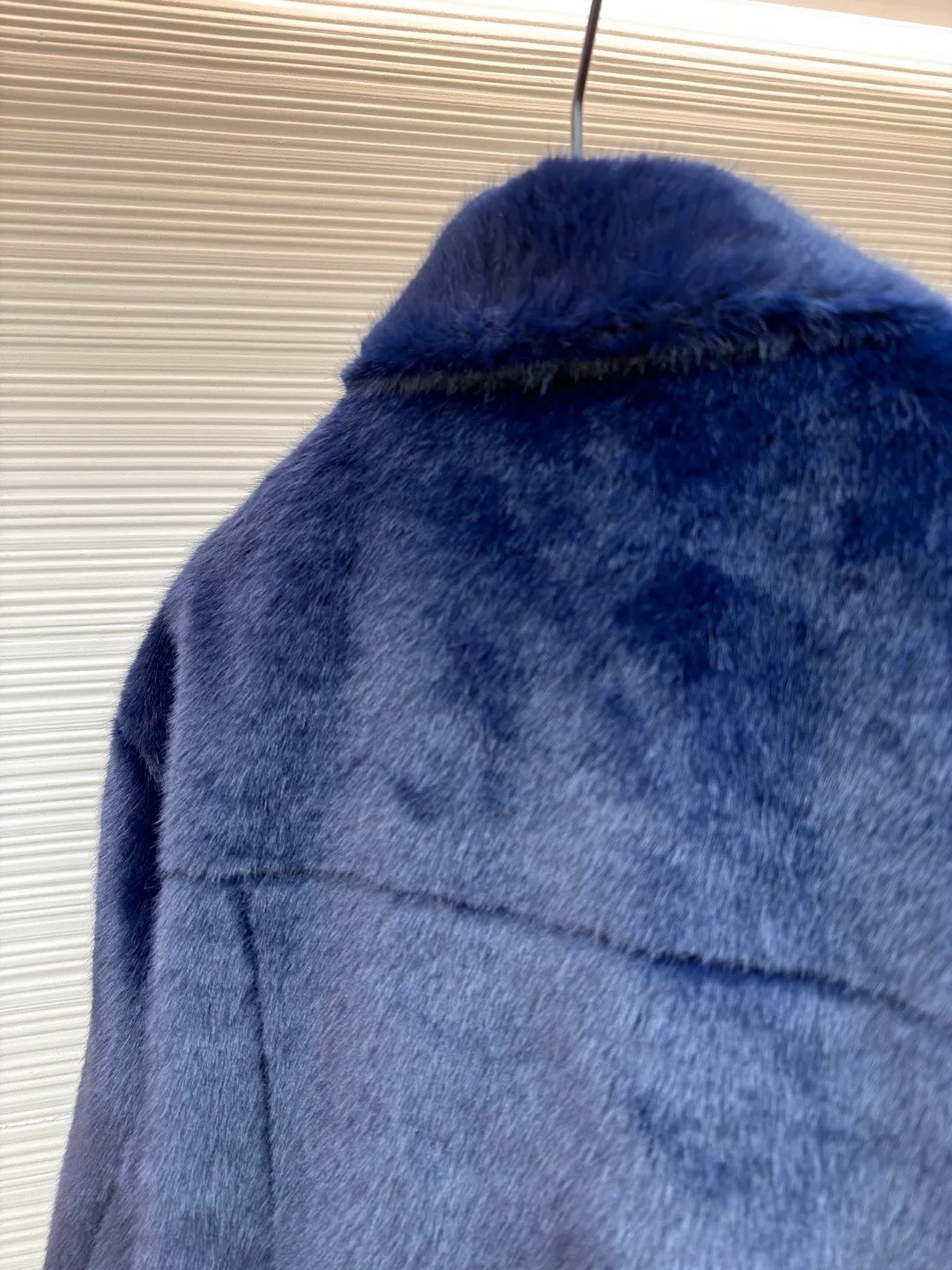 LOUIS VUITTON letter logo mink fur jacket ●Original version: Purchased and developed for 169000 ●Item number: 1681420-D10 ●Fabric: mink fur fabric ●Technology: embroidery ●Color: navy ●Version: fitted version ●Weight: about 1065 grams ●Size: 46-48-50-52 ●Description: This jacket is made of high-end imitation mink velvet fabric, which is soft and fluffy to the touch and has excellent warmth retention. The lapel design adopts three-dimensional tailoring + precision sewing technology, and the collar shape is crisp and naturally connected with the body. The placket button is a custom-made blue-green metal button, which creates a visual contrast with the white fabric. It is sewn in precise position and opens and closes smoothly. The large pockets on both sides use three-dimensional bag-shaped technology, and the bag mouth echoes the buttons, combining practicality and design. The inner lining is made of the brand's classic pattern printed fabric, which is combined with the outer layer of plush fabric through laminating sewing technology to create a strong sense of layering. The overall cut is a loose-shouldered version, and the multi-piece structure is spliced ​​to create a casual and trendy wearing effect while ensuring comfort and freedom during movement. It is a fashionable item that combines luxurious plush texture with exquisite craftsmanship. The overall wiring is straight and delicate, the fabric is comfortable and soft, and the color is consistent without color difference. It can be matched with the same style to create a fashionable look and control various occasions. Customized accessories, complete with three standards, same style for men and women!